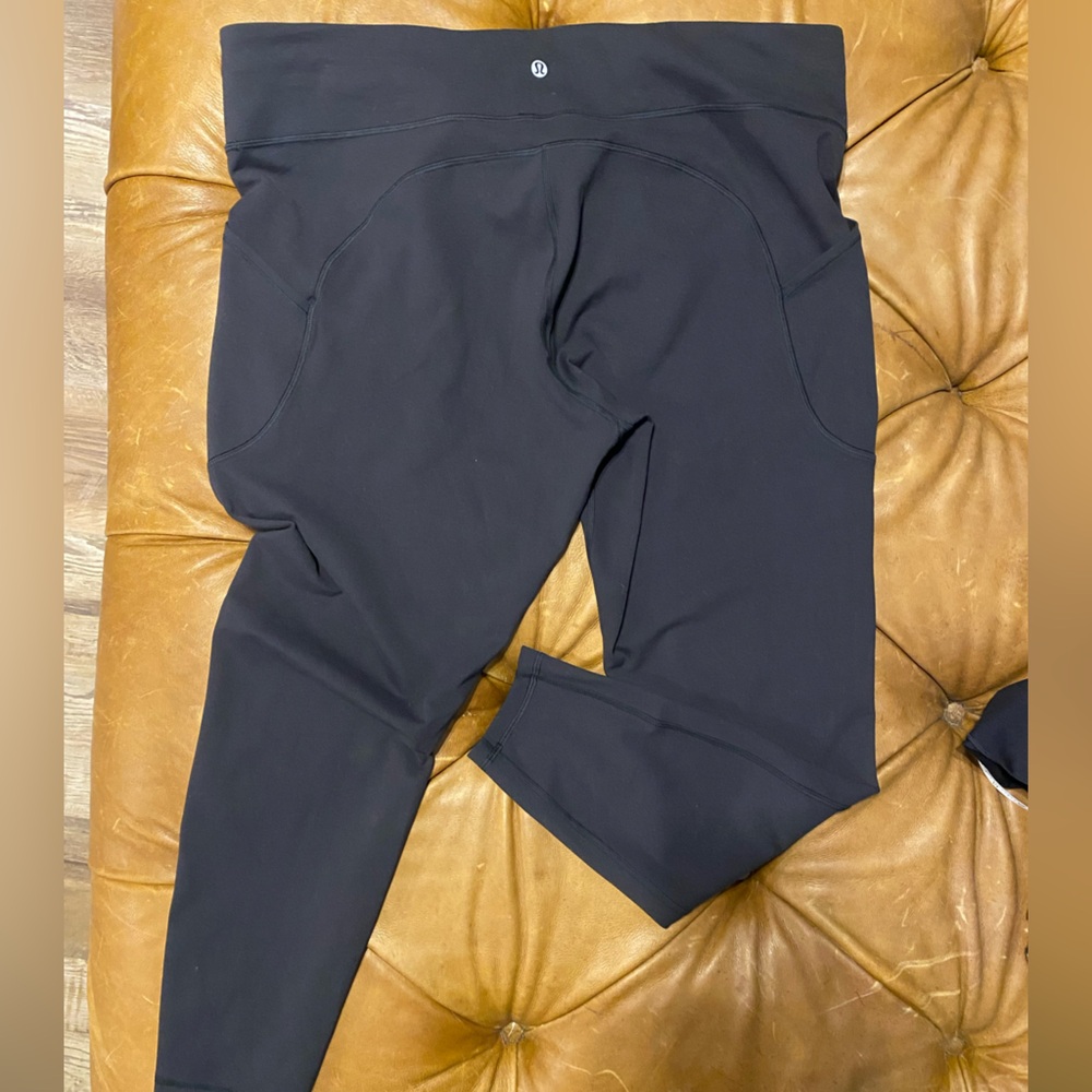 Lululemon NWOT size 20 leggings. Has side pockets.